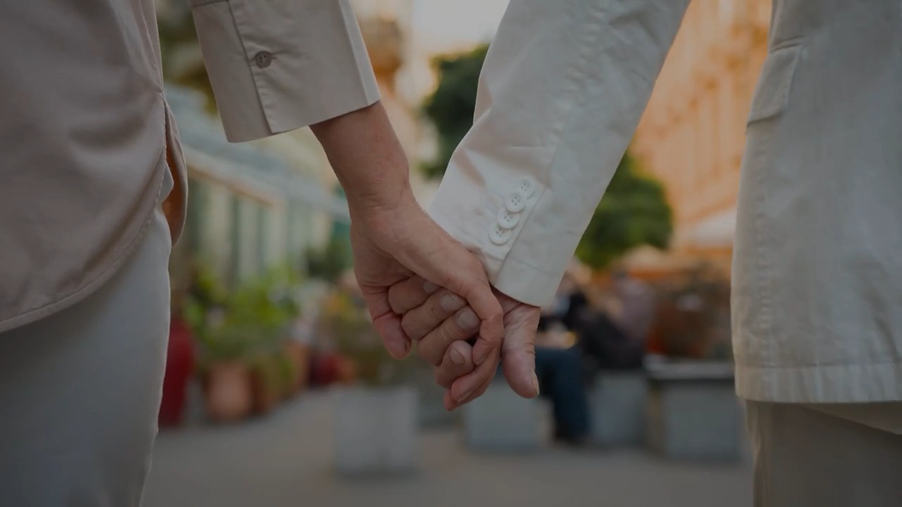Casal caminhando de mãos dadas